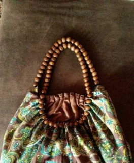 schöne Tasche mit Henkel aus Holzperlen