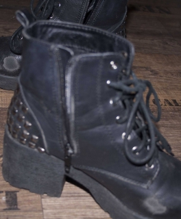 Derbe Plateauboots mit Nieten