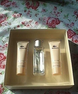 Lacoste Pour Femme Parfum Shower Gel und Body Cream Geschenkset