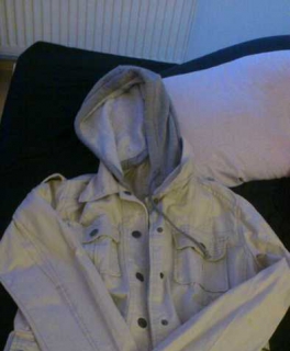 Beiger Parker mit grauer kapuze 