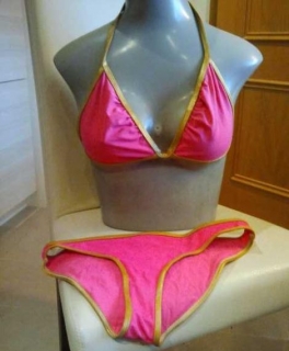 Pinker Bikini mit Goldrand