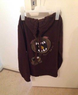 brauner Pullover mit witzigem Monster