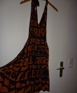 Neckholderkleid mit Buchstaben