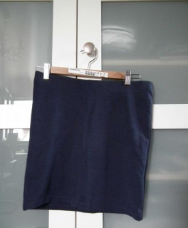 dunkelblauer, enganliegender Winterrock