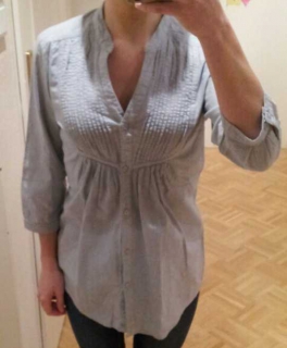 Hellblaue Bluse Falten Verzierung Knöpfe ohne Kragen