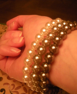 Schöne Perlenarmbänder