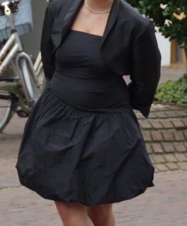 schwarzes Kleid
