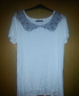 weißes Shirt mit schwarzem Kragenmuster