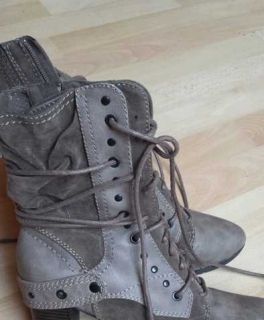 Stiefel mit raffinierter Schnürung