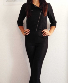 Schwarzer Jumpsuit in ausgefallener Reißverschluss- Optik:)