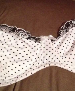 weißer BH mit schwarzen Punkten und Spitze