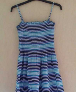 Aquafarbendes Kleid mit Trägern 