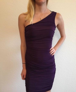 lilafarbenes One-Shoulder Kleid