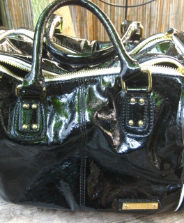 Sisley Bowling Handtasche schwarz creme Lackleder goldene Reißverschlüsse