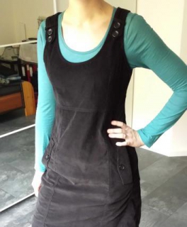 Süßes schwarzes Cord-Kleid