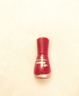 roter Nagellack von essence 