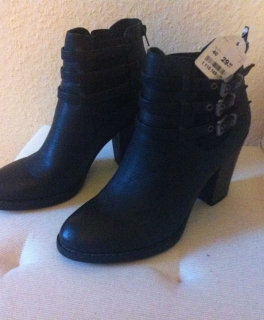 Neue schwarze Stiefeletten