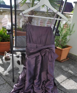 Lila schimmerndes Abschlussballkleid