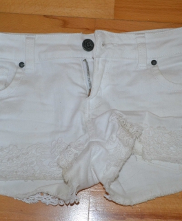 Weiße Jeans Shorts mit Spitze