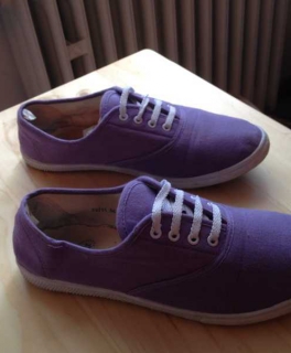 lila Stoffschuhe