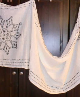 Süßes breites weißes Tuch bzw. Schal mit schwarzen Stickereien