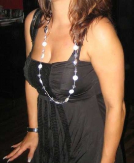 Schwarzes kurzes Kleid mit Pailletten besetzt