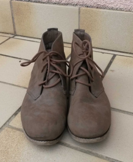 Stylische schlammfarbene Stiefel