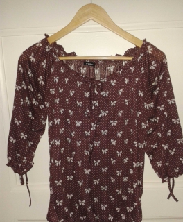 Schönes Schleifen-Oberteil