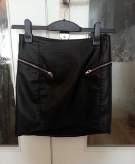 Schöner schwarzer Lederrock mit silbernen Reißverschlüssen vorne