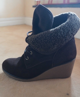 braune Keil-Stiefeletten mit Plüschkragen