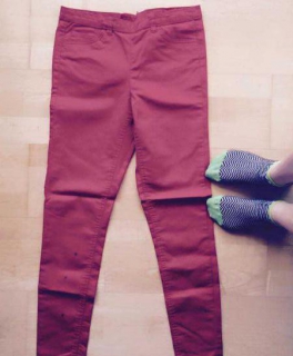 H&M // Knallrote Röhrenjeans