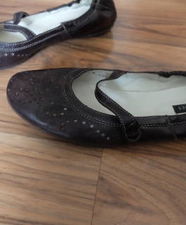 Schicke verspielte Riemchenballerinas mit Lochmuster