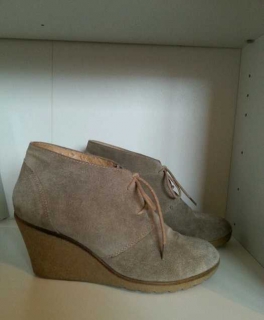 Sandfarbene Winterwedges