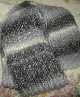 Grau-weißer warmer Winter-Schal