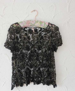 schwarzes Häkelspitzenshirt mit Metallikschimmer Grunge