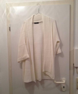 weißer Strickcardigan