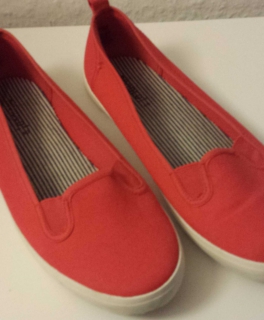 Rote Schuhe von H&M