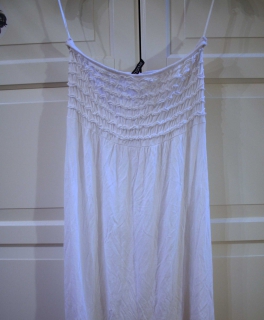 weißes Kleid, schulterfrei