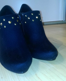 Ankle Boot mit goldenen Nieten
