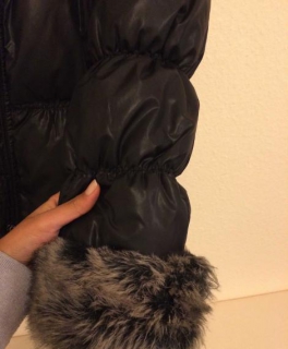 Schwarze Daunenjacke mit Kunstpelz