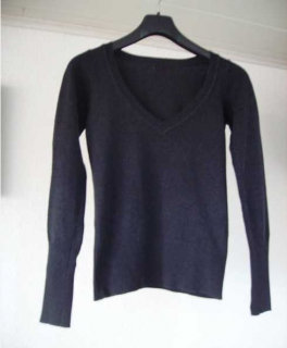 Grauer V-Ausschnitt Pullover