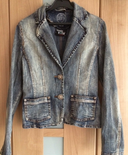 Jeansjacke mit Straßsteinchen
