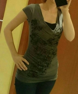 Graues Wasserfall T-Shirt mit wunderschönen Blumenstickereien