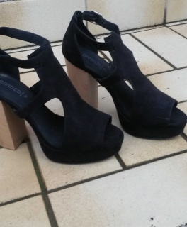 Stylische High Heels mit breitem Absatz