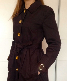 Brauner Trenchcoat mit goldenen Knöpfen