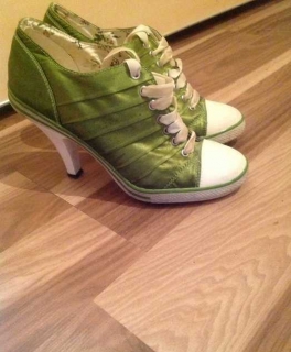 grüne Stöckelschuhe mit Schnürsenkel