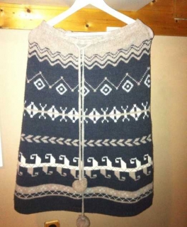 Blogger Poncho kuschelig mit Bommeln