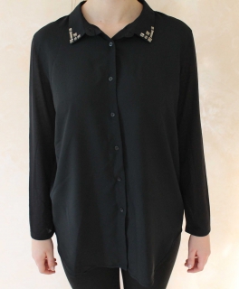 Schwarzes Hemd mit Applikationen am Kragen