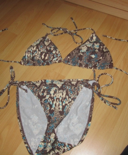 Brauner Bikini mit blauem und gelblichem Muster