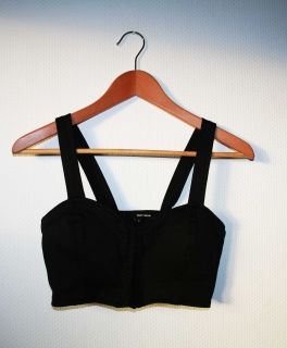 Schwarzes Nietet Crop Top